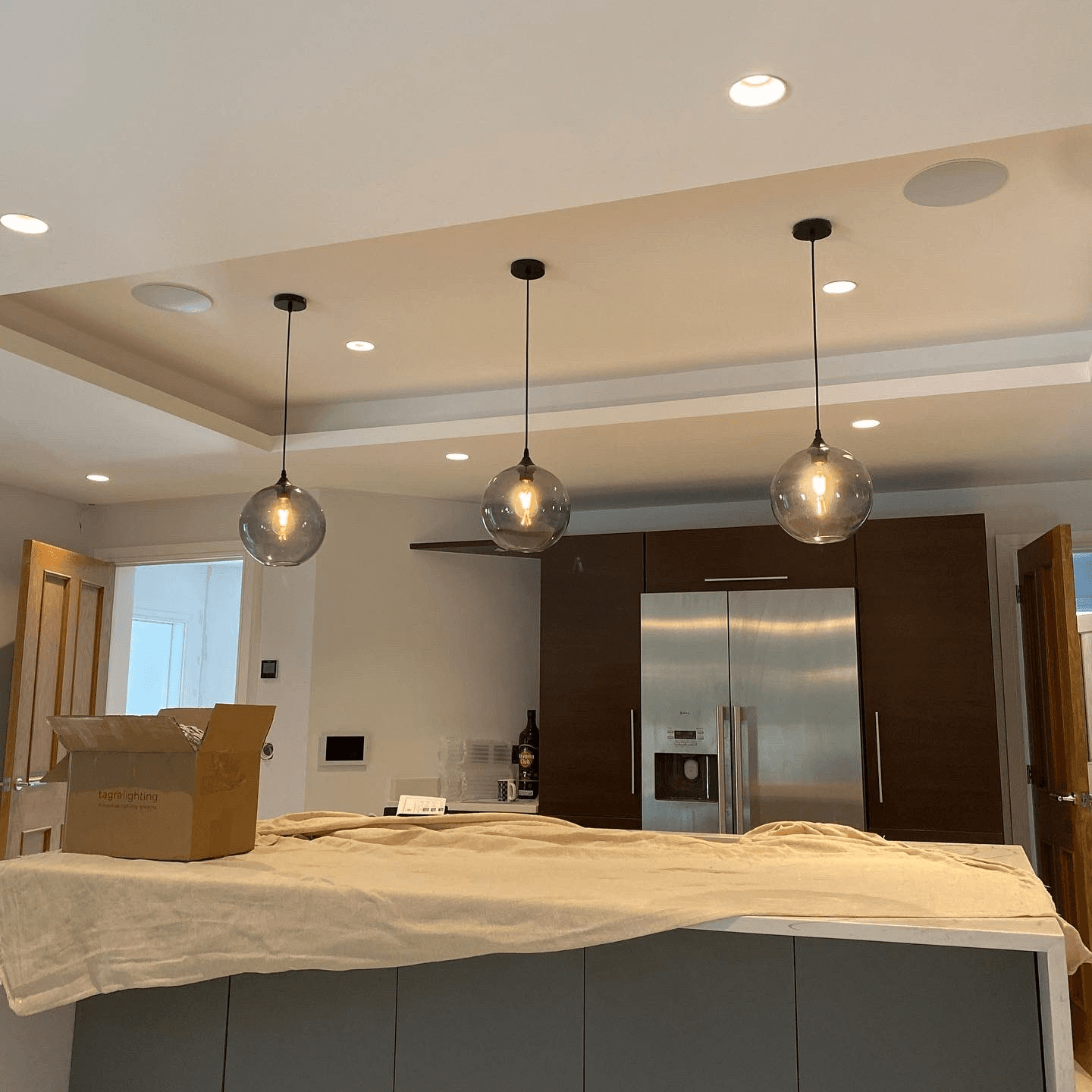 Residential lighting installation with pendant lights